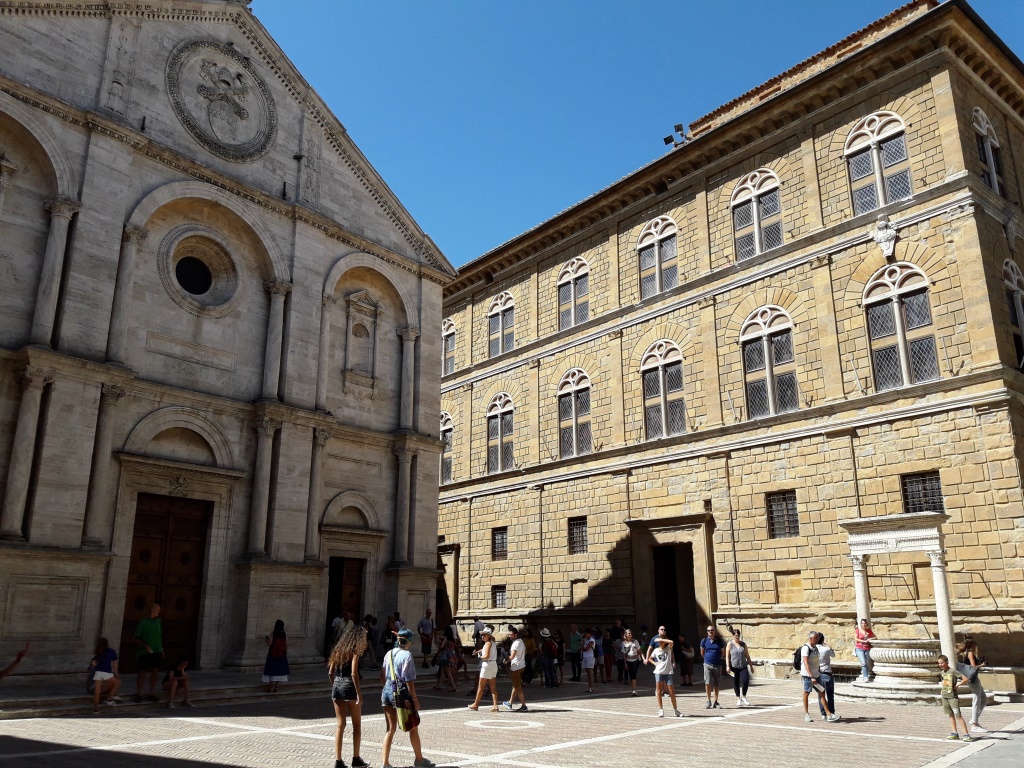 Pienza. Piazza Pio XII